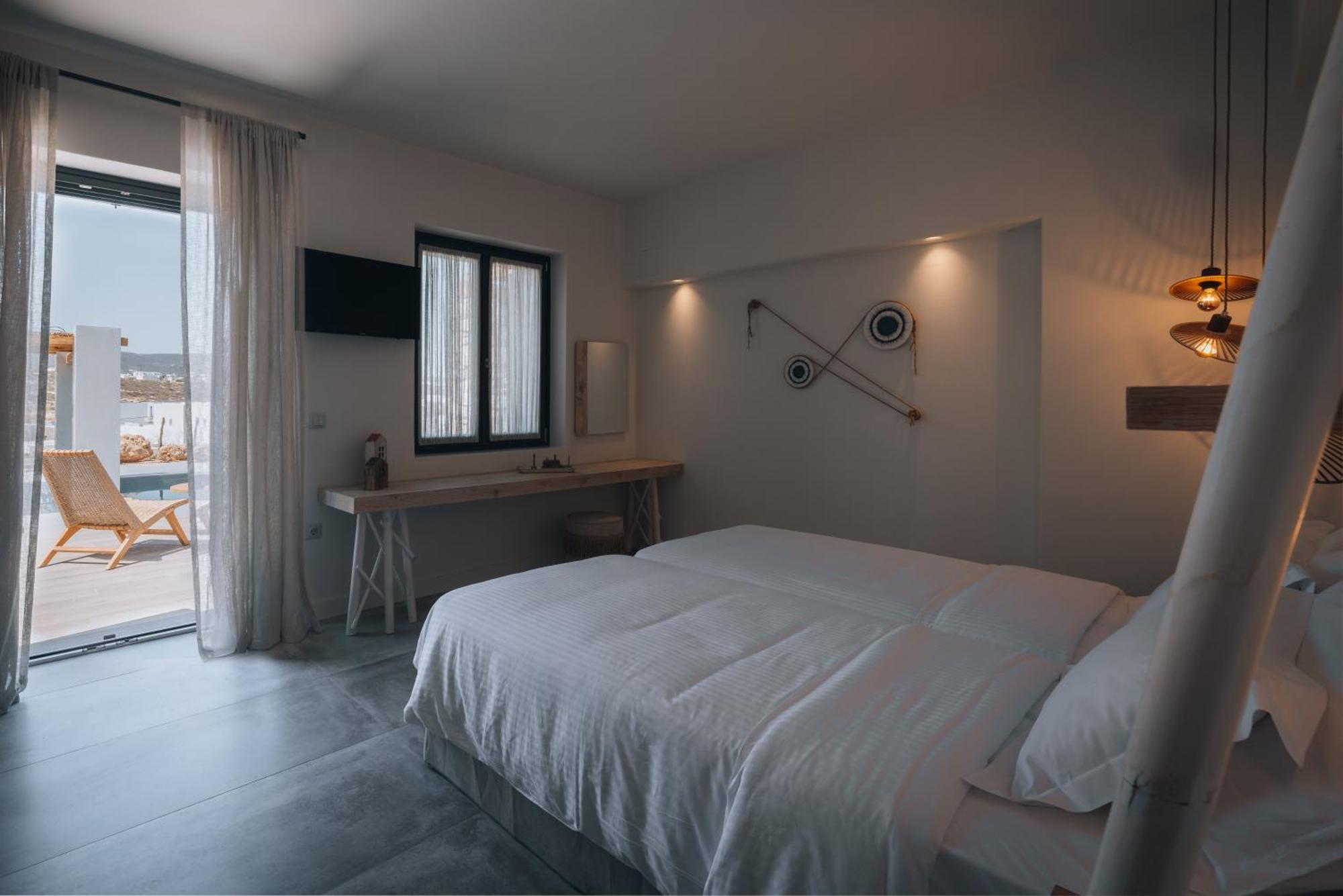 Kosmitis & Naousa (Paros)